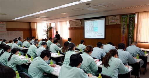 清潔な作業着を着て作業をする従業員